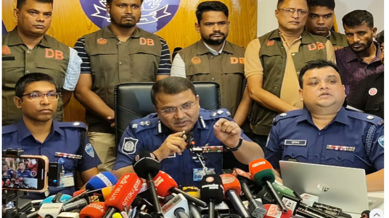 কুমিল্লার পুলিশ সুপার মো. আনিসুজ্জামান তাঁর কার্যালয়ে সংবাদ সম্মেলন করেন। আজ রোববার দুপুরে